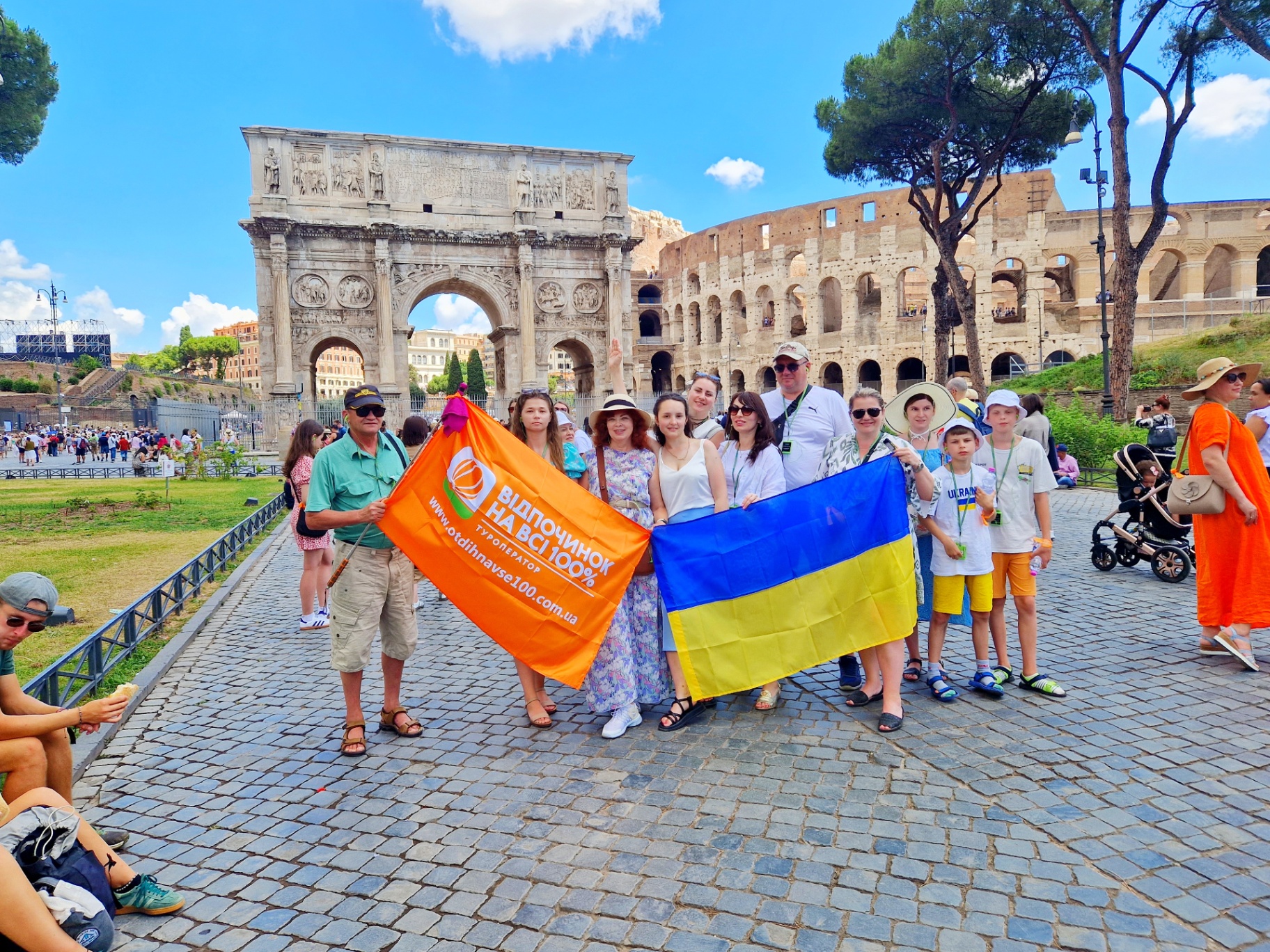 Туристи з прапором України в Римі біля Колізею